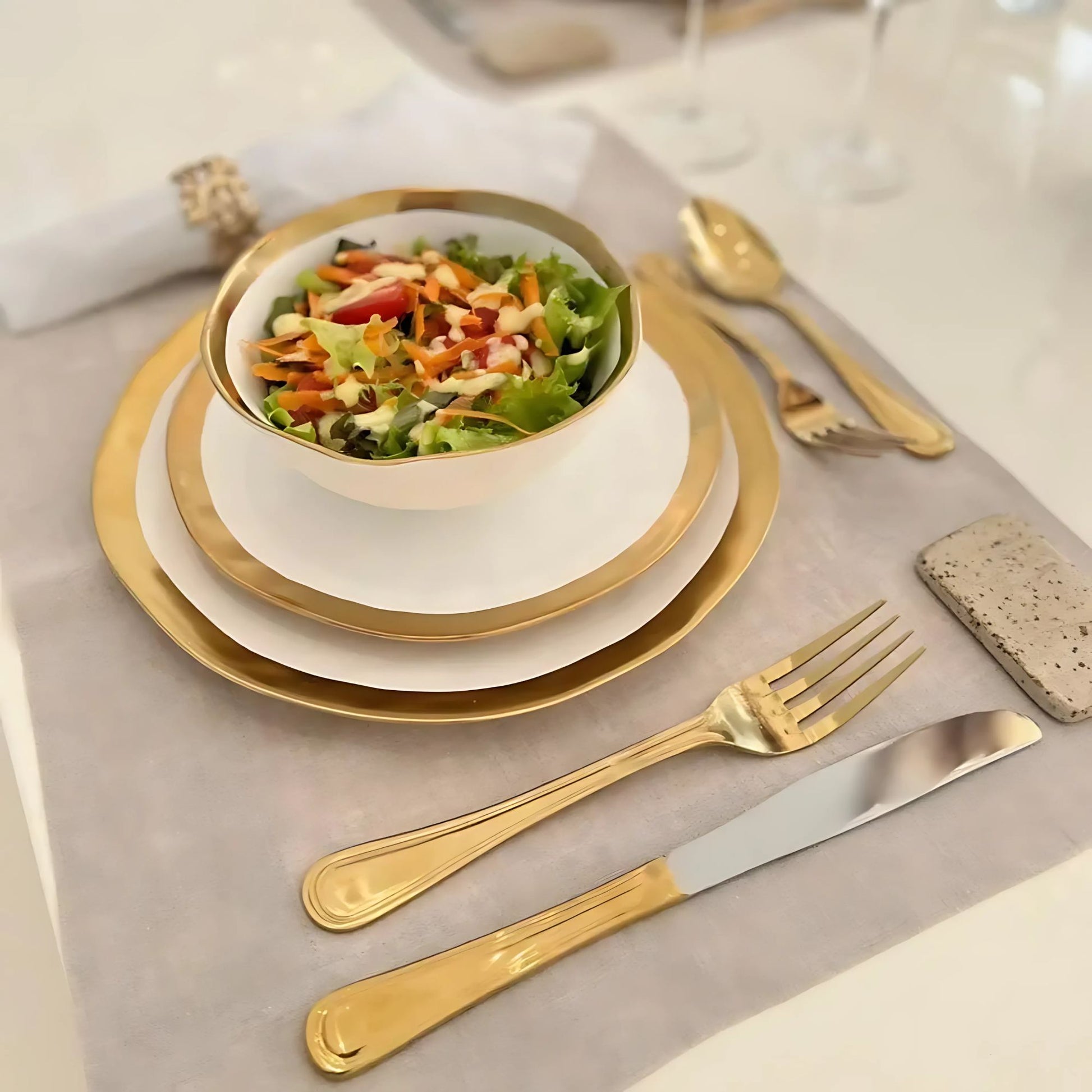 Bowl Linha Dubai (300ml) em porcelana branca, com detalhe de borda dourada assimétrica.