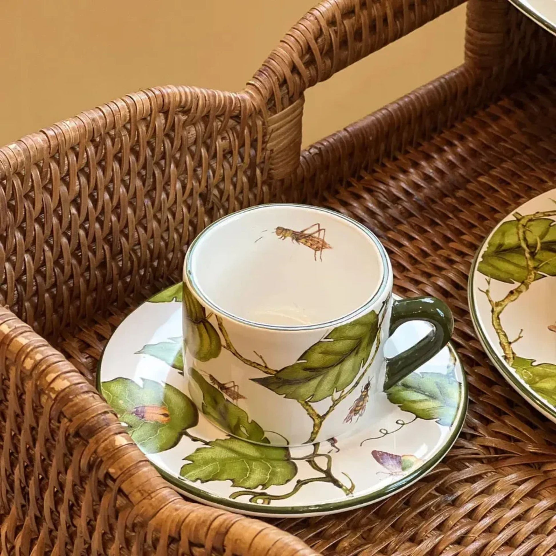 Conjunto de xícara de café e pires de cerâmica, com 80ml, da linha Botanique com estampa de folha.

