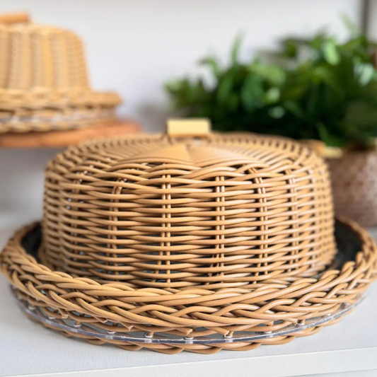 Boleira Premium com Prato em Acrílico e Detalhes em Vime Natural – 31cm
