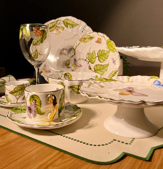 Porta petit four de cerâmica com 20cm de diâmetro, da linha Botanique com estampa de folha.