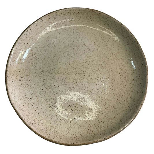 Prato Raso de Cerâmica Artesanal (27cm) na cor Branco Brilho, destacando a textura única.