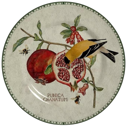  Prato de sobremesa decorado com romãs, louça temática para mesa posta elegante.