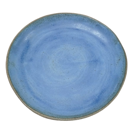 Prato raso redondo de cerâmica artesanal, na cor azul fosco, com 27cm de diâmetro