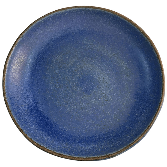 Prato de Sobremesa de Cerâmica (21cm) na cor Azul Fosco, destacando a textura artesanal.