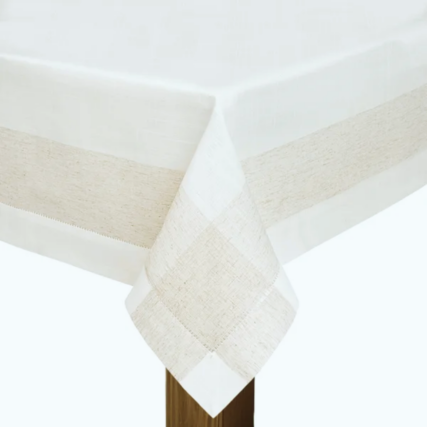 Toalha de mesa Duo, de tecido, nas cores (preencha as cores), 220x220cm, sobre uma mesa.