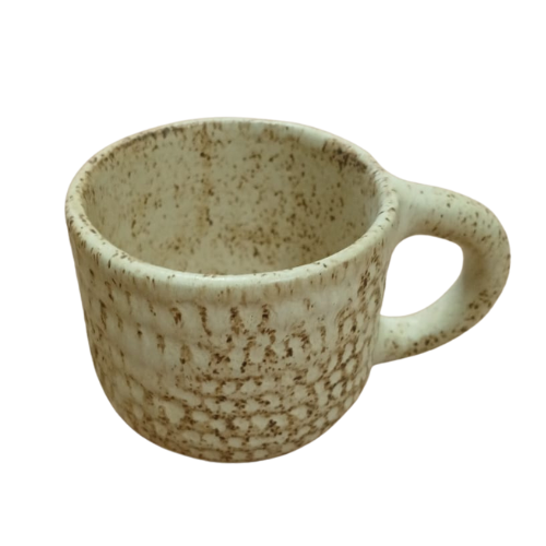 Xícara de cerâmica artesanal na cor creme brulle, com capacidade de 200ml