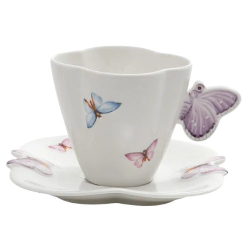 Xícara de chá com pires de porcelana branca decorada com borboletas coloridas.