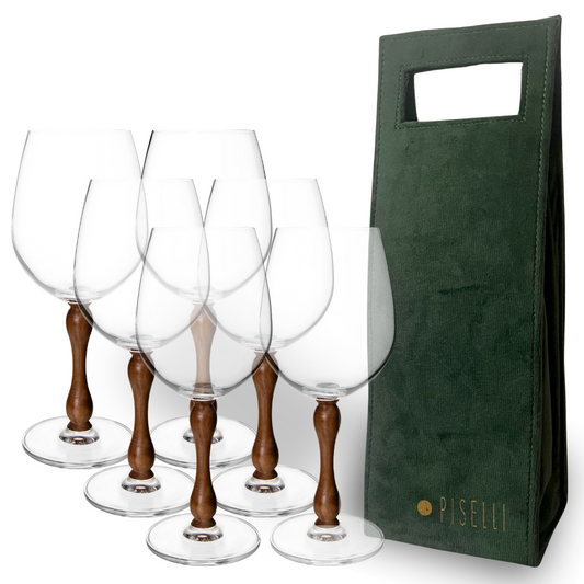 Kit presente de Dia dos Pais com wine bag de veludo verde e 6 taças de cristal com base de madeira.