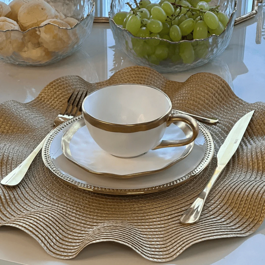 Xícara de Chá com Pires Linha Dubai (200ml) em porcelana branca e dourada.